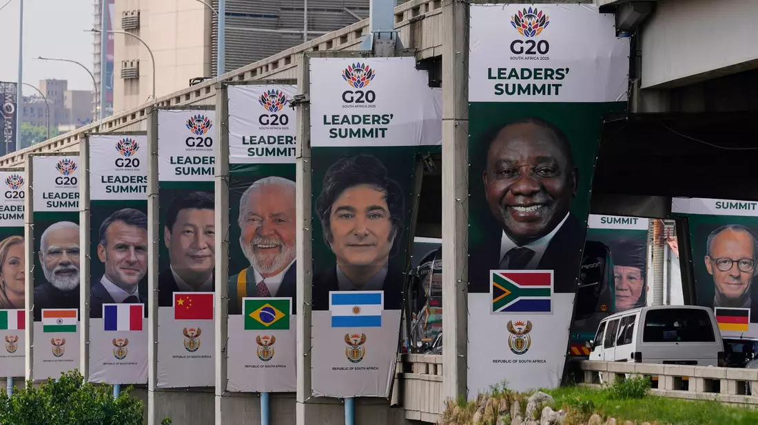 Cyril Ramaphosa, Präsident von Südafrika, wirbt bei den Kollegen aus reichen Industrie- und Schwellenländern dafür, die Welt gerechter zu gestalten. - Bild: Themba Hadebe/AP/dpa
