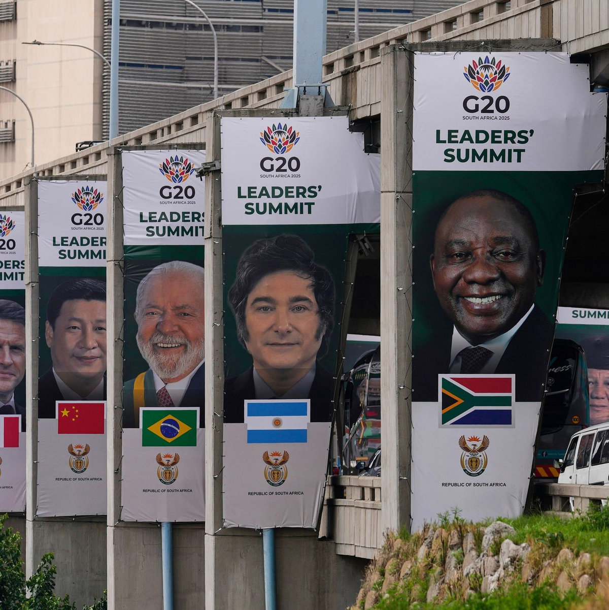 EU-Kommissionspräsidentin Ursula von der Leyen preist Fairness und Verlässlichkeit der Europäischen Union im Umgang mit ihren Partnern an.  - Foto: Themba Hadebe/AP/dpa