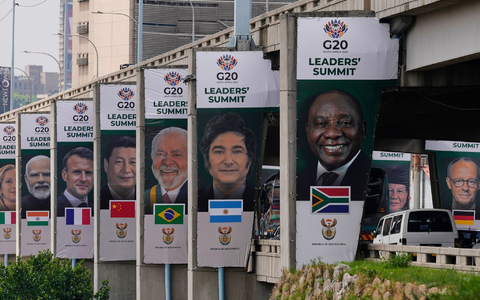 Cyril Ramaphosa, Präsident von Südafrika, wirbt bei den Kollegen aus reichen Industrie- und Schwellenländern dafür, die Welt gerechter zu gestalten. - Foto: Themba Hadebe/AP/dpa