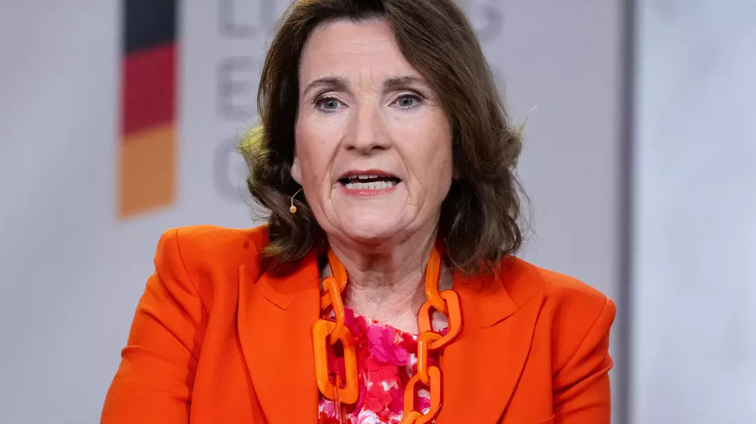 Die Verlegerin Christiane Goetz-Weimer verzichtet vorerst auf den Bayerischen Verfassungsorden. (Archivbild) - Bild: Sven Hoppe/dpa