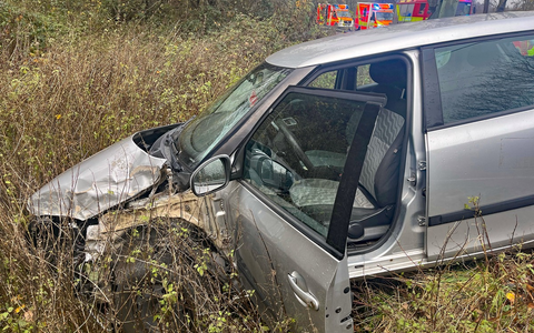 POL-ME: Auto von Zug erfasst: Glück im Unglück für Unfallbeteiligte - Velbert - 2511085 - Foto: presseportal.de