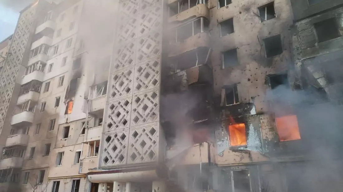 Die Ukraine leidet täglich unter Zerstörungen, will aber keine Friedenslösung, die einer Kapitulation gleichkäme. - Bild: Uncredited/Ukrainian Emergency Service/AP/dpa