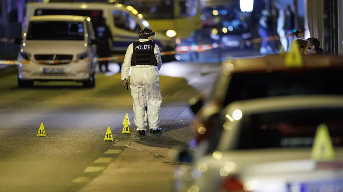 Bei den Schüssen vor dem Landgericht waren vier Menschen verletzt worden, teilweise schwer. (Archivbild) - Bild: Friso Gentsch/dpa