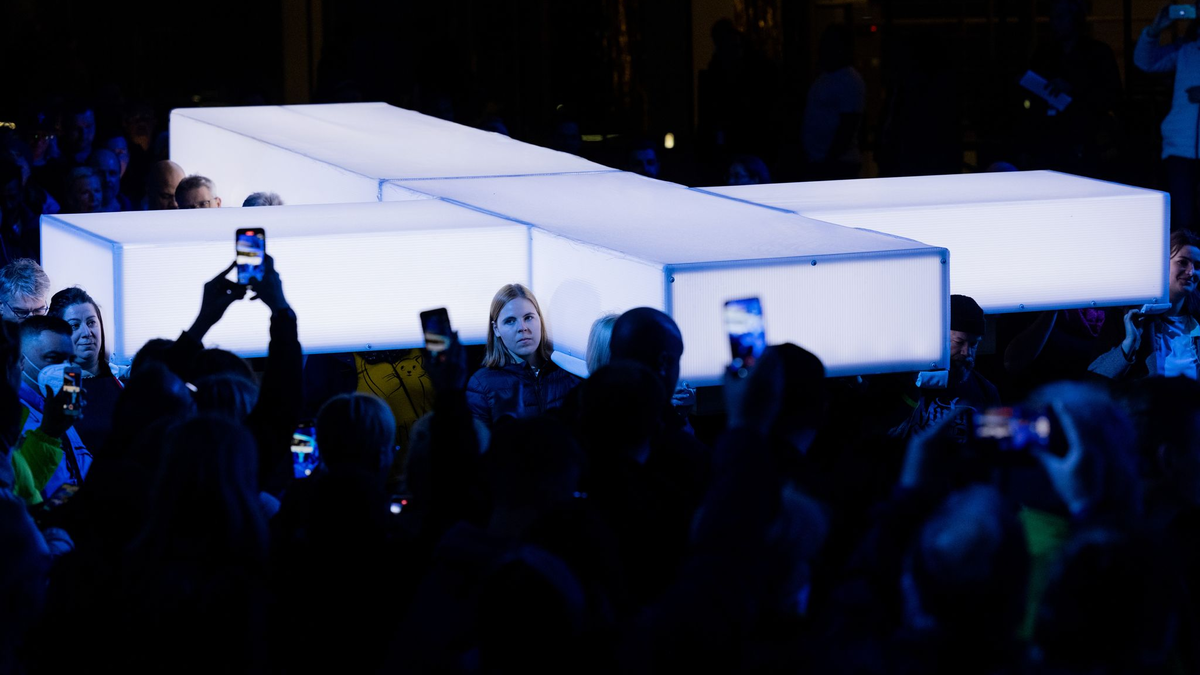 Die Inszenierung war immer betont modern: Hier wird Jesus (Alexander Klaws) von deutschen Polizisten vorgeführt. (Archivbild) - Foto: Rolf Vennenbernd/dpa