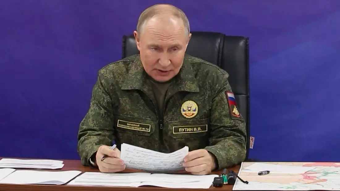 Kremlchef Putin zeigte sich demonstrativ in Uniform bei der Armee. (Archivbild) - Bild: Uncredited/Russian Presidential Press Office/dpa