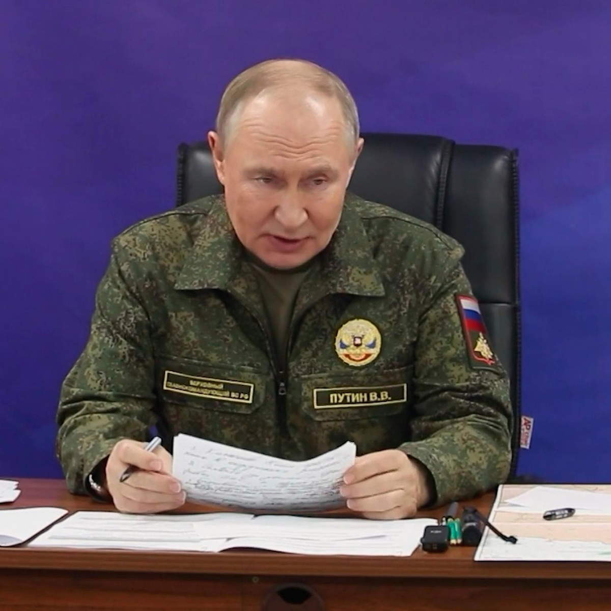 Kremlchef Putin zeigte sich demonstrativ in Uniform bei der Armee. (Archivbild) - Foto: Uncredited/Russian Presidential Press Office/dpa