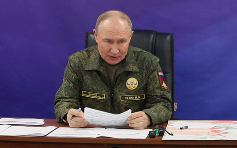 Kremlchef Putin zeigte sich demonstrativ in Uniform bei der Armee. (Archivbild) - Foto: Uncredited/Russian Presidential Press Office/dpa