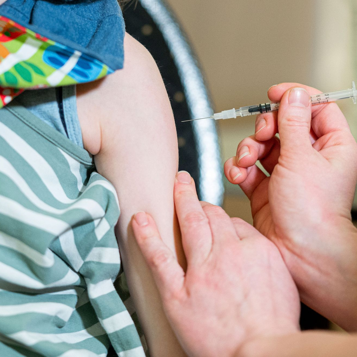 Auch kleine Körper können mit mehreren Impfstoffen gleichzeitig umgehen. (Symbolbild) - Foto: Daniel Reinhardt/dpa