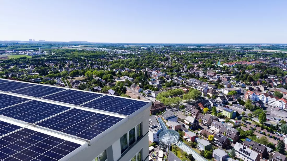 Dormagen auf Solarkurs: Drees & Sommer entwickelt PV-Masterplan für 180 städtische Gebäude - Bild: presseportal.de