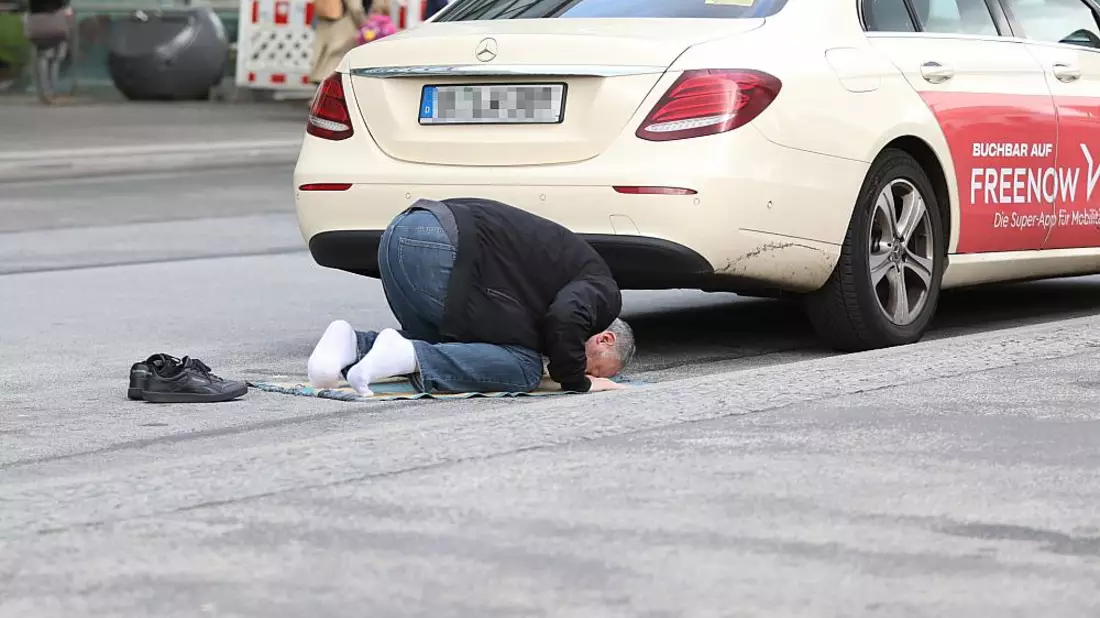 Muslimischer Taxifahrer auf dem Gebetsteppich (Archiv) - Bild: über dts Nachrichtenagentur