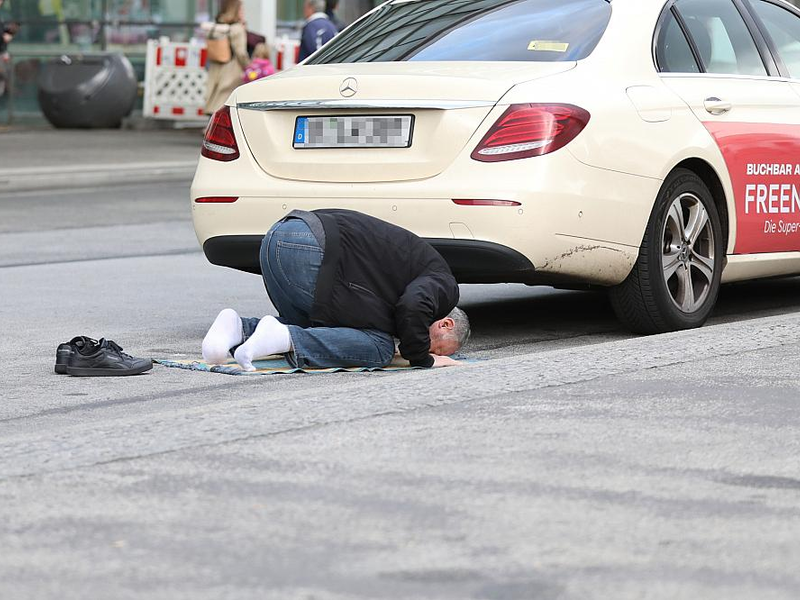 Muslimischer Taxifahrer auf dem Gebetsteppich (Archiv) - Foto: über dts Nachrichtenagentur