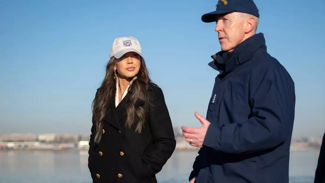 Admiral Kevin Lunday (r.), amtierender Kommandant der Kristi Noem unterstehenden US-Küstenwache, widersprach dem Medienbericht. (Archivbild) - Bild: Petty Officer 1st Class Brandon/U.S. Coast Guard/AP/dpa