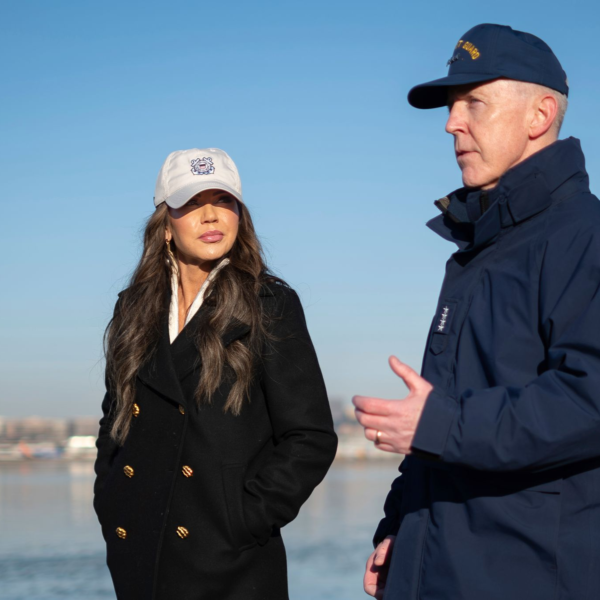Admiral Kevin Lunday (r.), amtierender Kommandant der Kristi Noem unterstehenden US-Küstenwache, widersprach dem Medienbericht. (Archivbild) - Foto: Petty Officer 1st Class Brandon/U.S. Coast Guard/AP/dpa