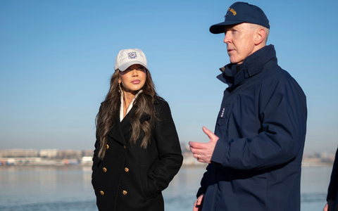 Admiral Kevin Lunday (r.), amtierender Kommandant der Kristi Noem unterstehenden US-Küstenwache, widersprach dem Medienbericht. (Archivbild) - Foto: Petty Officer 1st Class Brandon/U.S. Coast Guard/AP/dpa