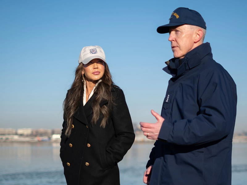 Admiral Kevin Lunday (r.), amtierender Kommandant der Kristi Noem unterstehenden US-Küstenwache, widersprach dem Medienbericht. (Archivbild) - Foto: Petty Officer 1st Class Brandon/U.S. Coast Guard/AP/dpa