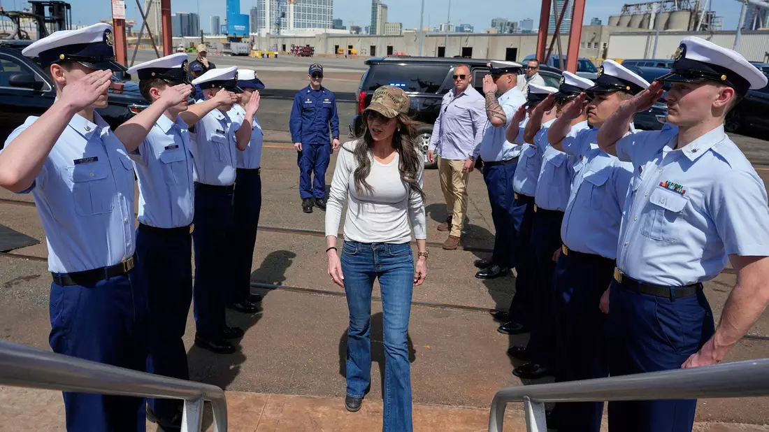 Die US-Küstenwache untersteht dem Heimatschutzministerium unter Führung von Kristi Noem. (Archivbild) - Bild: Alex Brandon/AP/dpa