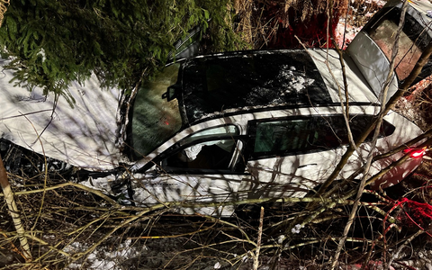 POL-GM: Auf winterglatter Fahrbahn von der Straße abgekommen - Foto: presseportal.de