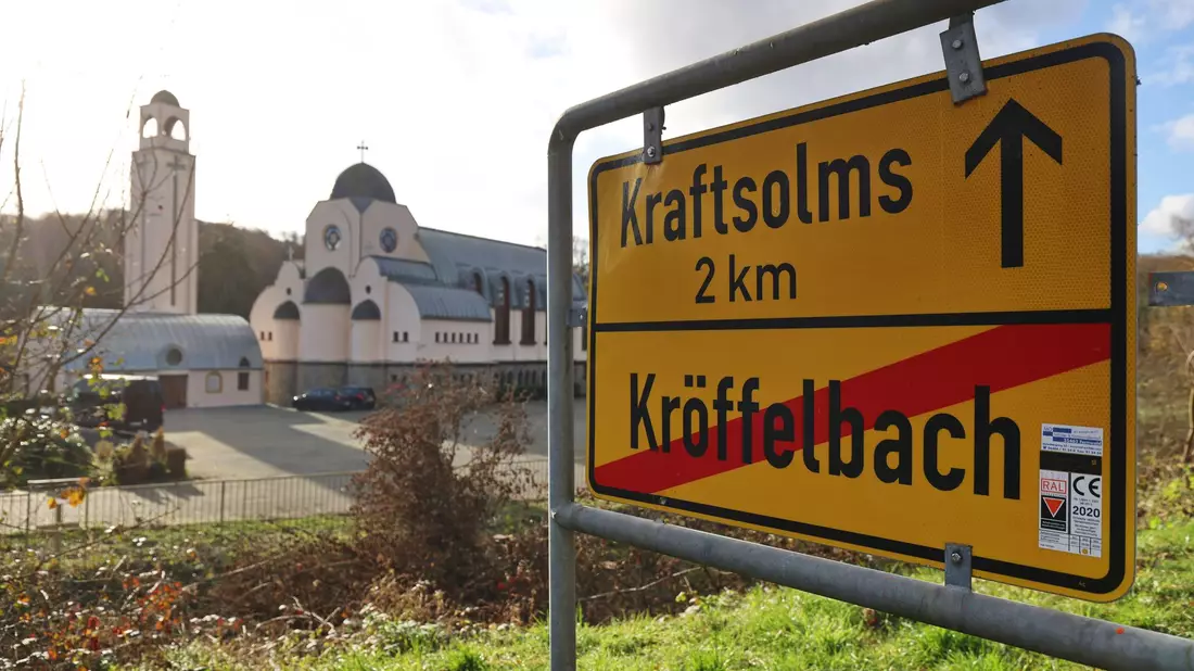 Nach der Sichtung eines silbernen Autos hofft die Polizei nun auf Zeugenhinweise. (Archivbild) - Bild: Christian Lademann/dpa