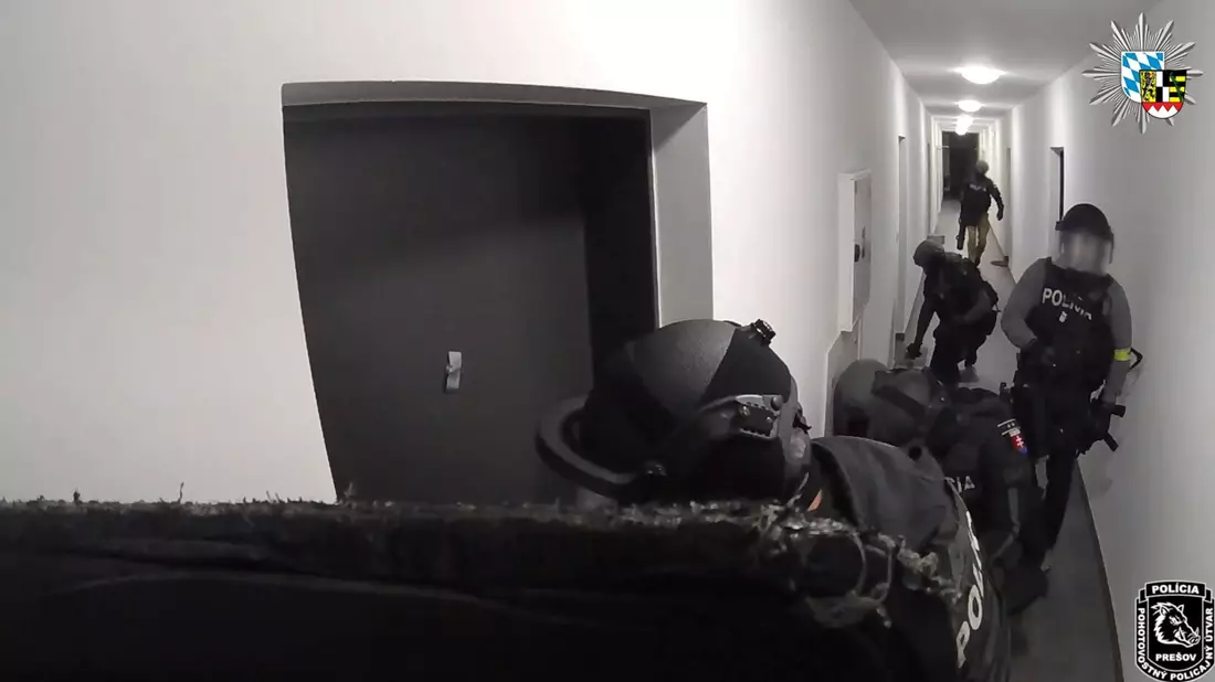 Die slowakische Polizei stürmt ein Appartement - hinter dieser Tür vermuteten sie den Ursprung vieler Schockanrufe. (Handout) - Bild: -/Polizei Oberfranken/dpa