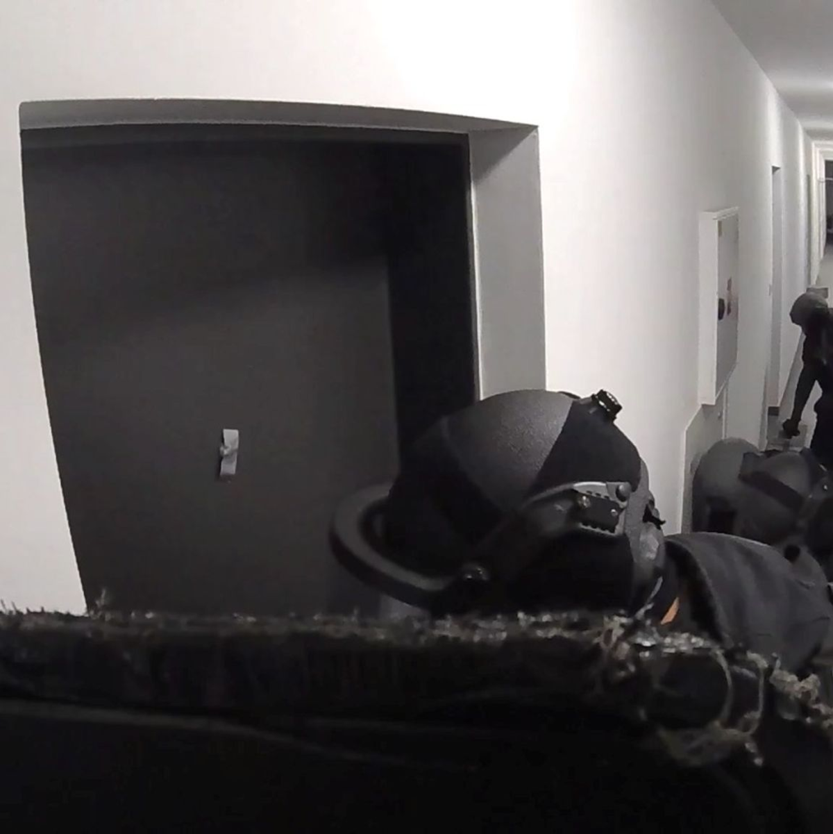 Die slowakische Polizei stürmt ein Appartement - hinter dieser Tür vermuteten sie den Ursprung vieler Schockanrufe. (Handout) - Foto: -/Polizei Oberfranken/dpa