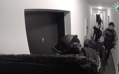 Die slowakische Polizei stürmt ein Appartement - hinter dieser Tür vermuteten sie den Ursprung vieler Schockanrufe. (Handout) - Foto: -/Polizei Oberfranken/dpa