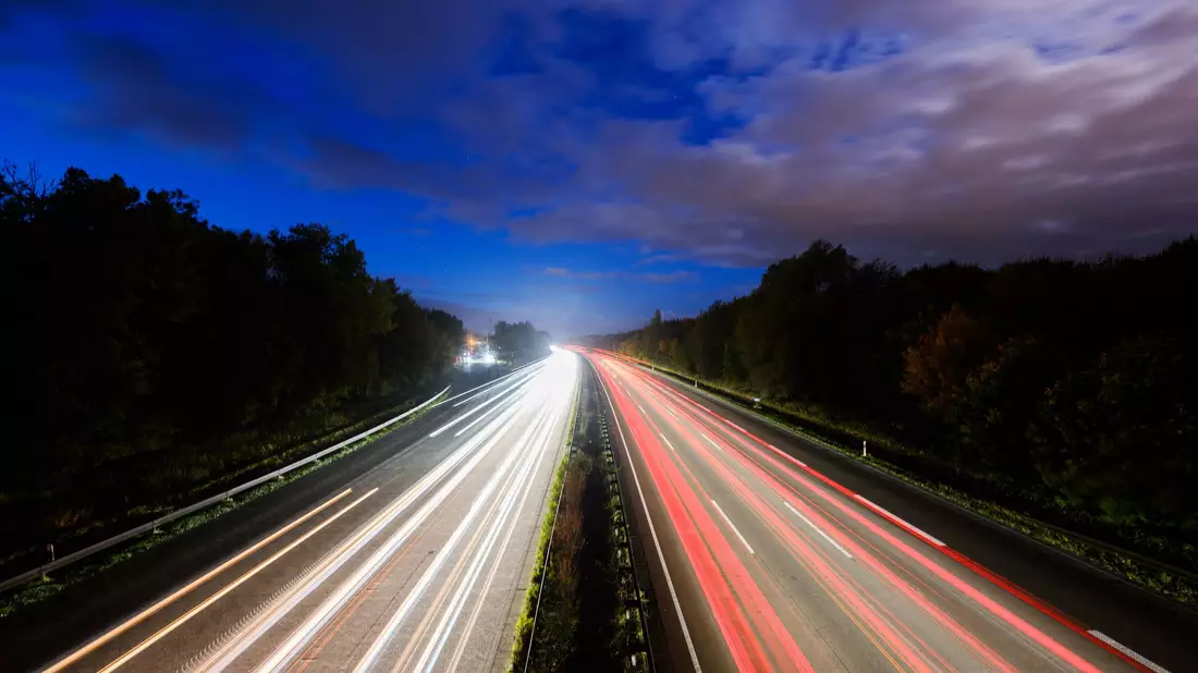 Eine Fahrt über die Autobahn - nicht für jeden erstrebenswert. (Illustration) - Bild: Julian Stratenschulte/dpa