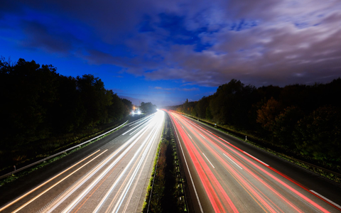 Eine Fahrt über die Autobahn - nicht für jeden erstrebenswert. (Illustration) - Foto: Julian Stratenschulte/dpa