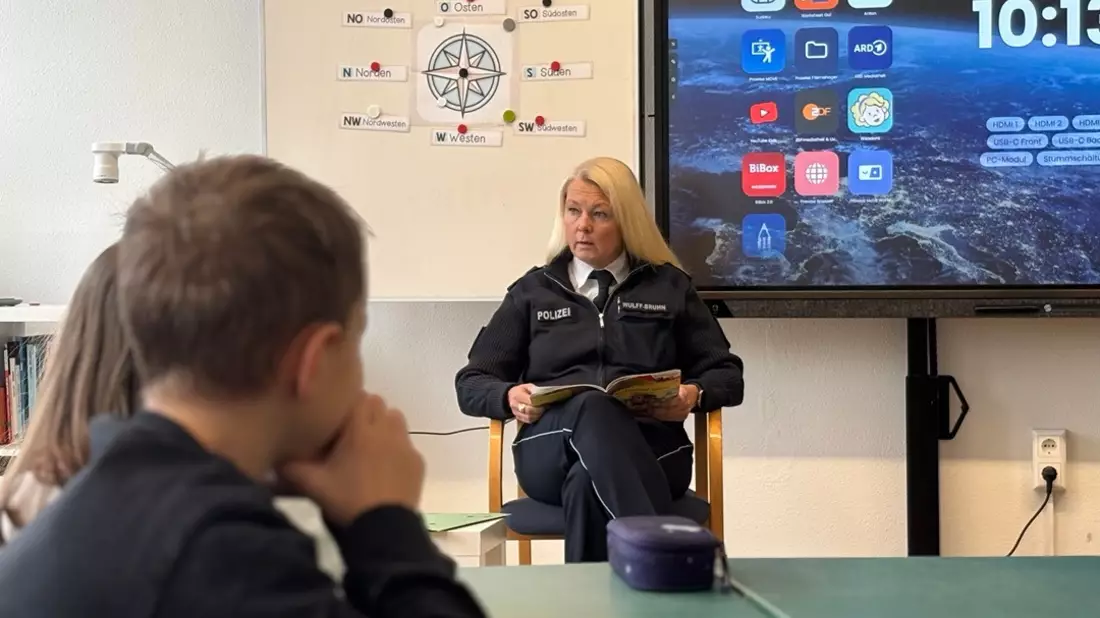 POL-GOE: Von Schulhof-Spionen und blinkenden Sternen: Polizeipräsidentin liest am bundesweiten Vorlesetag in Gittelder Grundschule - Bild: presseportal.de