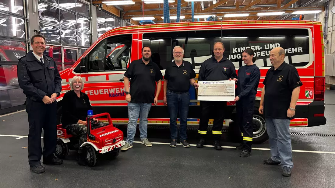 FW-NE: Königshaus spendet 2.000 Euro für die Kinderfeuerwehr - Tretautos und Materialien gesichert - Bild: presseportal.de