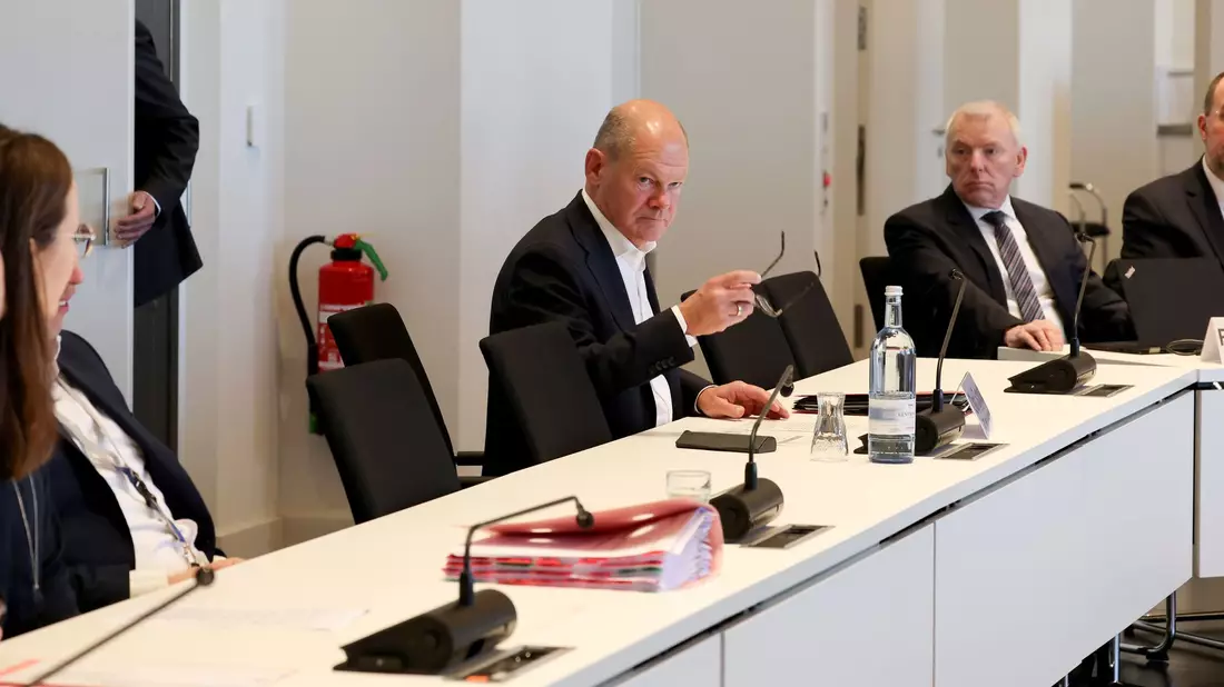 Ex-Bundeskanzler Olaf Scholz (SPD) hat sich nach eigenen Worten schon frühzeitig für LNG-Terminals an der deutschen Küste stark gemacht. - Bild: Bernd Wüstneck/dpa