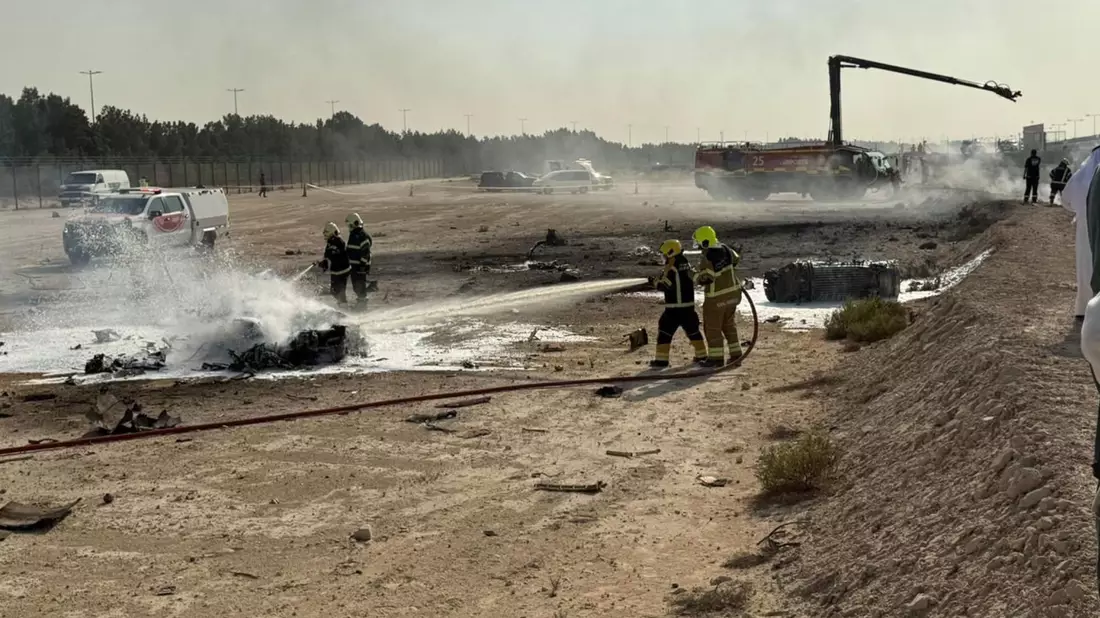 Rettungskräfte eilten zum Unfallort bei der Dubai Air Show. Für den Piloten kam jede Hilfe zu spät.  - Bild: Uncredited/Dubai Media Office/AP/dpa