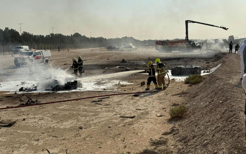 Rettungskräfte eilten zum Unfallort bei der Dubai Air Show. Für den Piloten kam jede Hilfe zu spät.  - Foto: Uncredited/Dubai Media Office/AP/dpa