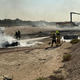 Rettungskräfte eilten zum Unfallort bei der Dubai Air Show. Für den Piloten kam jede Hilfe zu spät.  - Foto: Uncredited/Dubai Media Office/AP/dpa