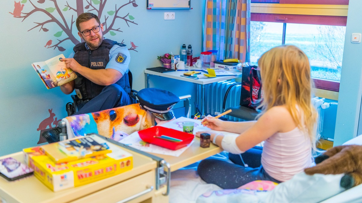 BPOL-AKAD: Bundespolizeiakademie erneut Gast in Lübecker Klinik für Kinder- und Jugendmedizin des UKSH zum bundesweiten Vorlesetag 2025 - Foto: presseportal.de