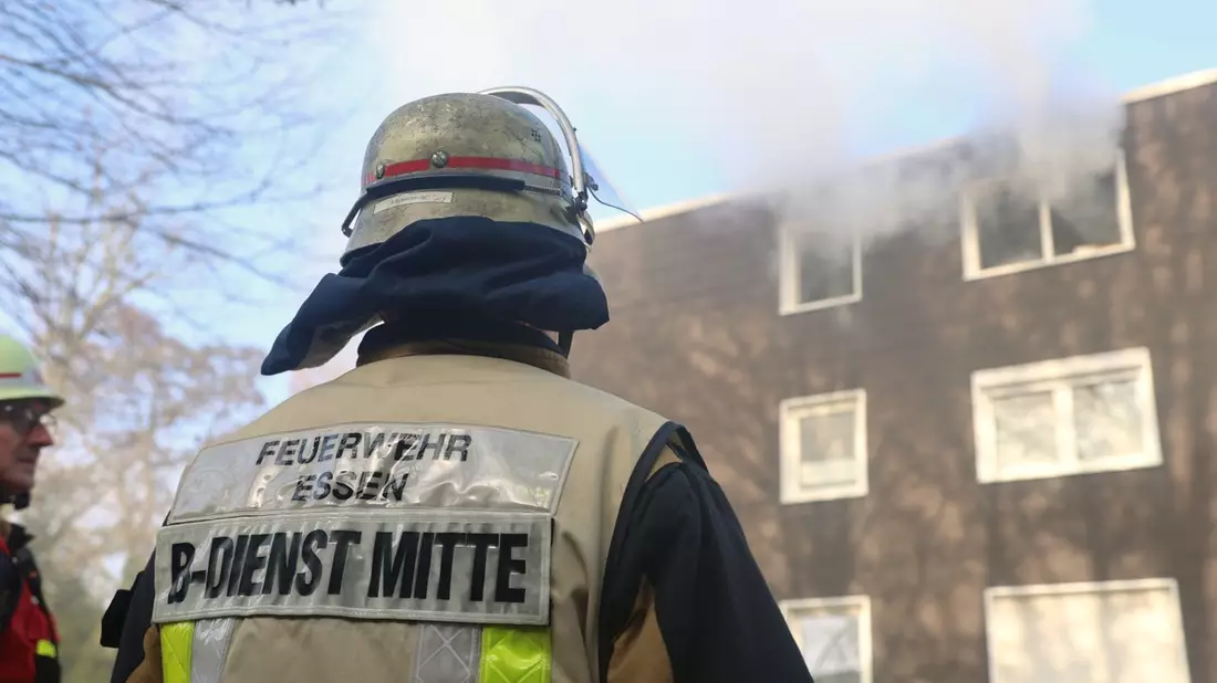 FW-E: Rauchentwicklung in Mehrfamilienhaus - Feuerwehr löscht Brand in Überruhr-Holthausen - Bild: presseportal.de