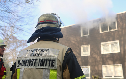 FW-E: Rauchentwicklung in Mehrfamilienhaus - Feuerwehr löscht Brand in Überruhr-Holthausen - Foto: presseportal.de