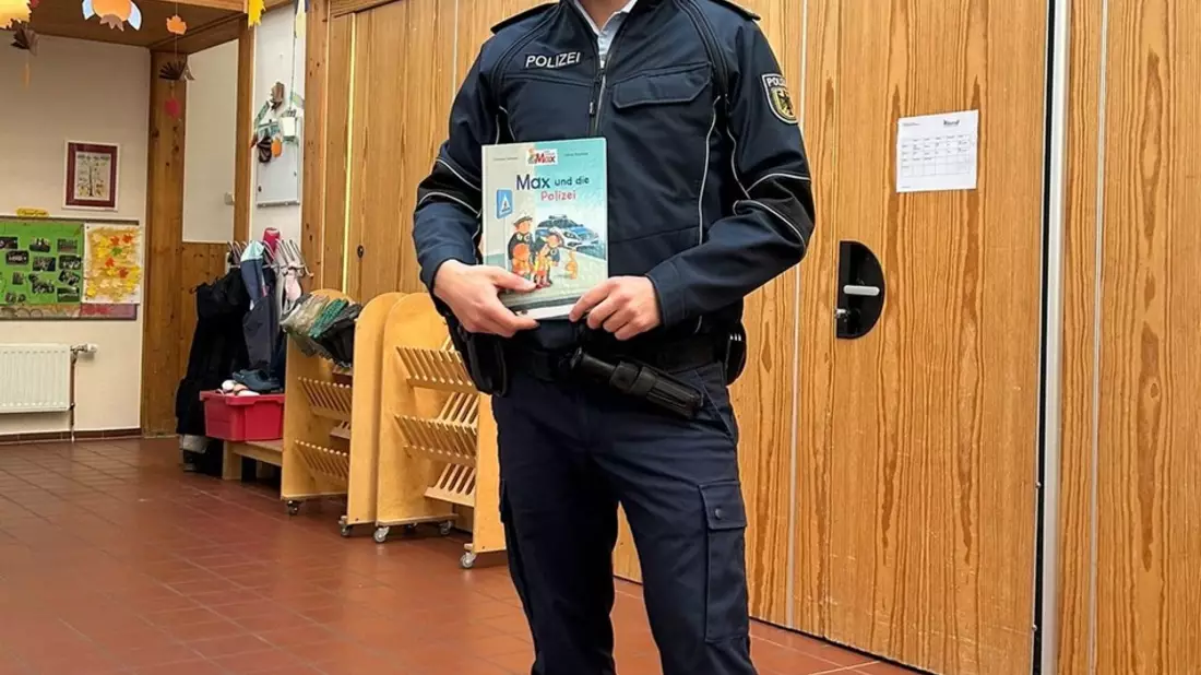 BPOL-HH: Bundesweiter Vorlesetag - Bundespolizisten sorgen für strahlende Gesichter bei Kindern - Bild: presseportal.de