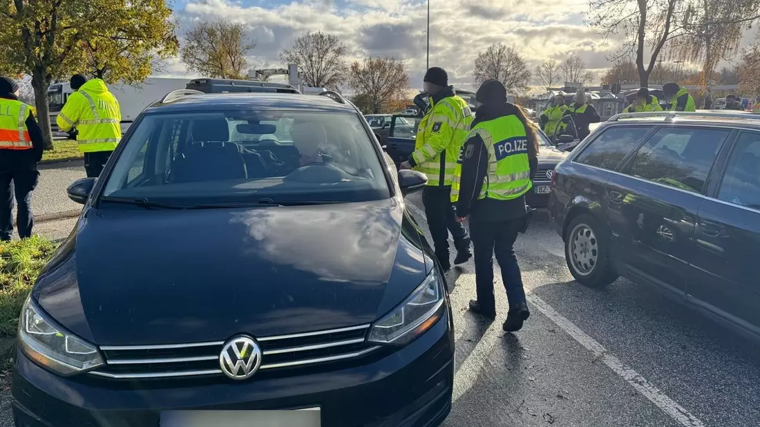POL-HL: Ostholstein / Großkontrolle auf der Bundesautobahn 1 in Ostholstein - über 100 festgestellte Verstöße - Bild: presseportal.de