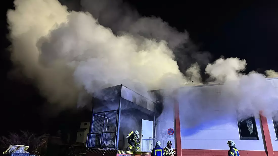 FW-EN: Abschlussmeldung: Brand in Möbellager - Über 100 Einsatzkräfte bei Großbrand vor Ort - Bild: presseportal.de