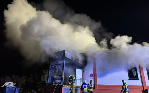 FW-EN: Abschlussmeldung: Brand in Möbellager - Über 100 Einsatzkräfte bei Großbrand vor Ort - Foto: presseportal.de