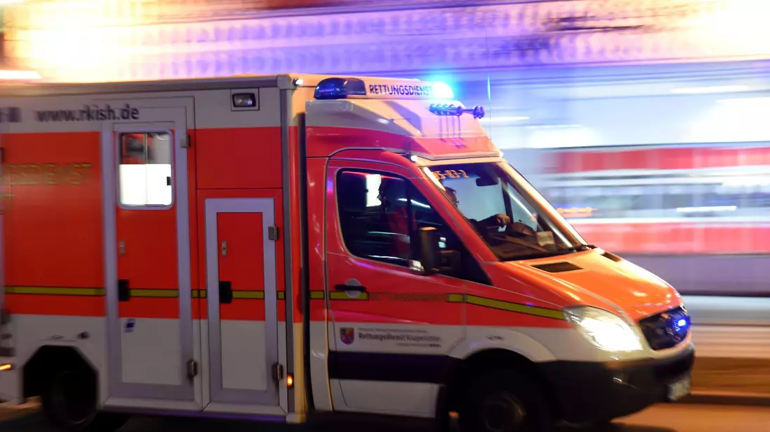 Das Mädchen wurde an einem Kreisverkehr überrollt. (Symbolbild) - Bild: Carsten Rehder/dpa