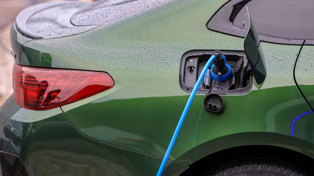 BMW liegt bei den Elektroauto-Neuzulassungen 2025 auf Platz zwei. (Archivbild) - Bild: Jan Woitas/dpa
