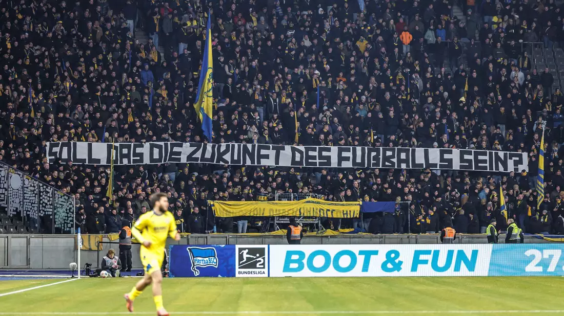 Auch die Fans von Hertha BSC haben ihren Unmut geäußert. - Bild: Andreas Gora/dpa