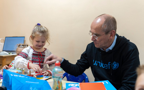Der Geschäftsführer von Unicef Deutschland, Christian Schneider, mit einem ukrainischen Vorschulkind in einem Schutzraum unter der Erde: Das Kinderhilfswerk hilft Schulen und Kindergärten in dem vom Krieg geprägtem Land. - Foto: -/Unicef/dpa