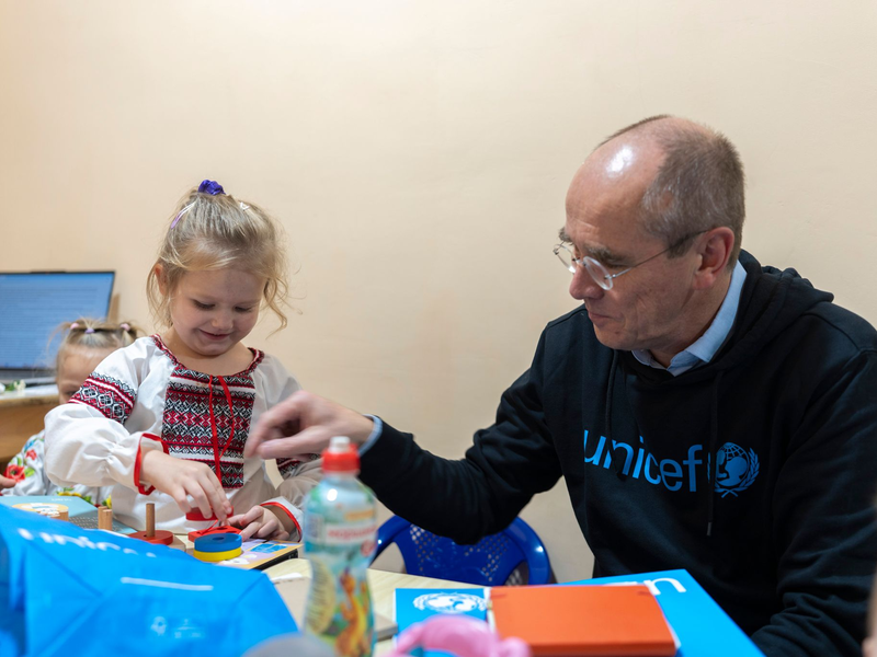 Der Geschäftsführer von Unicef Deutschland, Christian Schneider, mit einem ukrainischen Vorschulkind in einem Schutzraum unter der Erde: Das Kinderhilfswerk hilft Schulen und Kindergärten in dem vom Krieg geprägtem Land. - Foto: -/Unicef/dpa