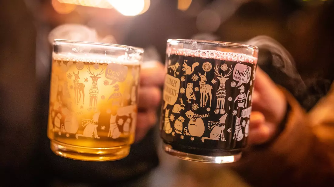Auf Weihnachtsmärkten wird zwar viel Glühwein getrunken. Gegen die Kälte sind alkoholfreie Getränke jedoch besser geeignet. (Symbolbild) - Bild: Christoph Schmidt/dpa