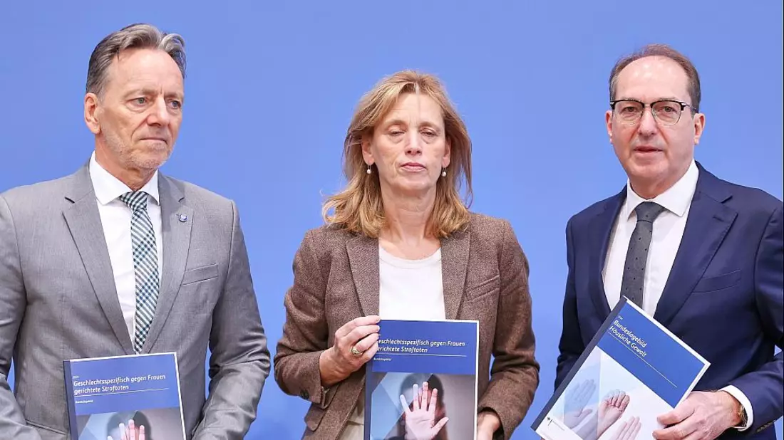 Vorstellung der Bundeslagebilder Häusliche Gewalt 2024 und Geschlechtsspezifisch gegen Frauen gerichtete Straftaten 2024 am 21.11.2025 - Bild: über dts Nachrichtenagentur