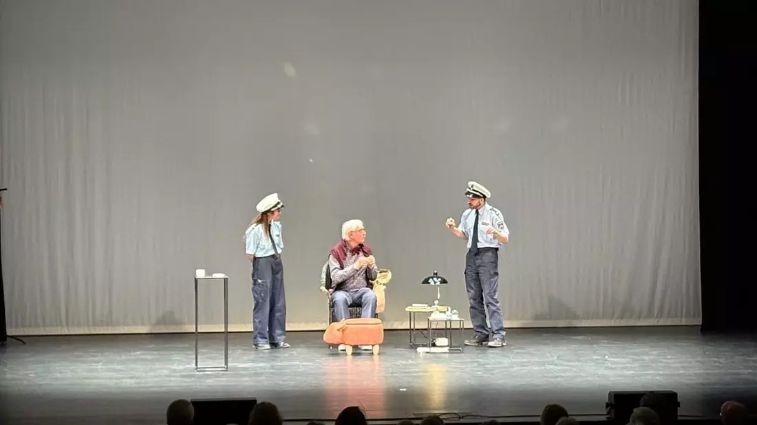 POL-EL: Lingen - Theaterstück Leg einfach auf! sensibilisiert hunderte Besucher für Betrugsmaschen am Telefon - Bild: presseportal.de
