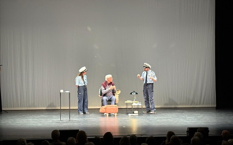POL-EL: Lingen - Theaterstück Leg einfach auf! sensibilisiert hunderte Besucher für Betrugsmaschen am Telefon - Foto: presseportal.de