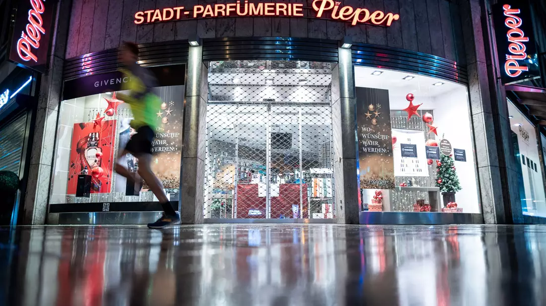 Ein Foto aus schlechten Zeiten: Dezember 2020, wegen eines Corona-Lockdowns blieb auch dieser Pieper-Shop zeitweise geschlossen. Die Shops sind längst wieder geöffnet und bleiben es auch, trotz Insolvenzverfahrens. - Bild: Fabian Strauch/dpa